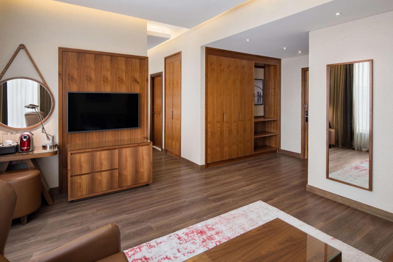 Hotel Radisson Blu Hotel, Canal View 5*