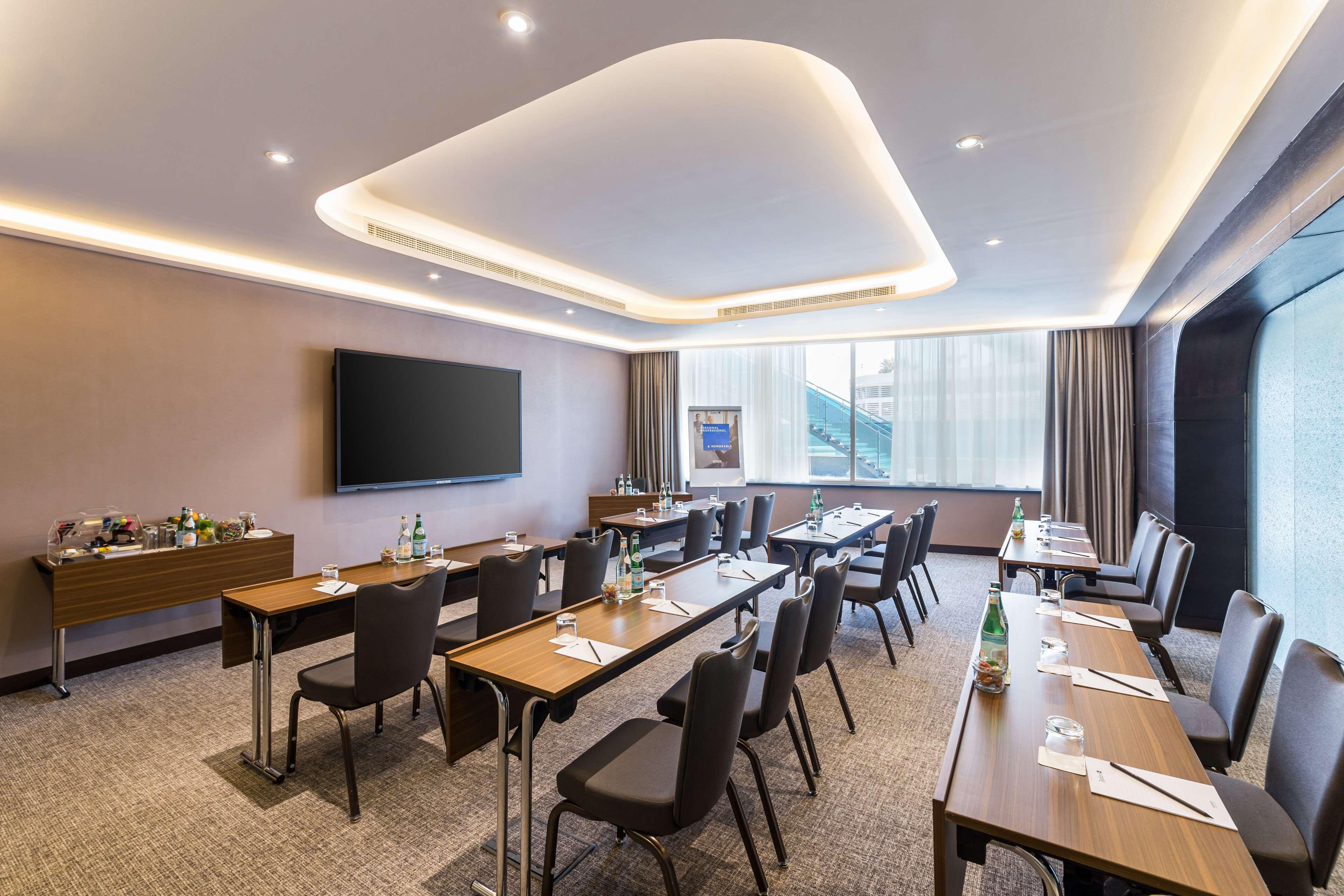 Radisson Blu Hotel, Canal View Дубай
