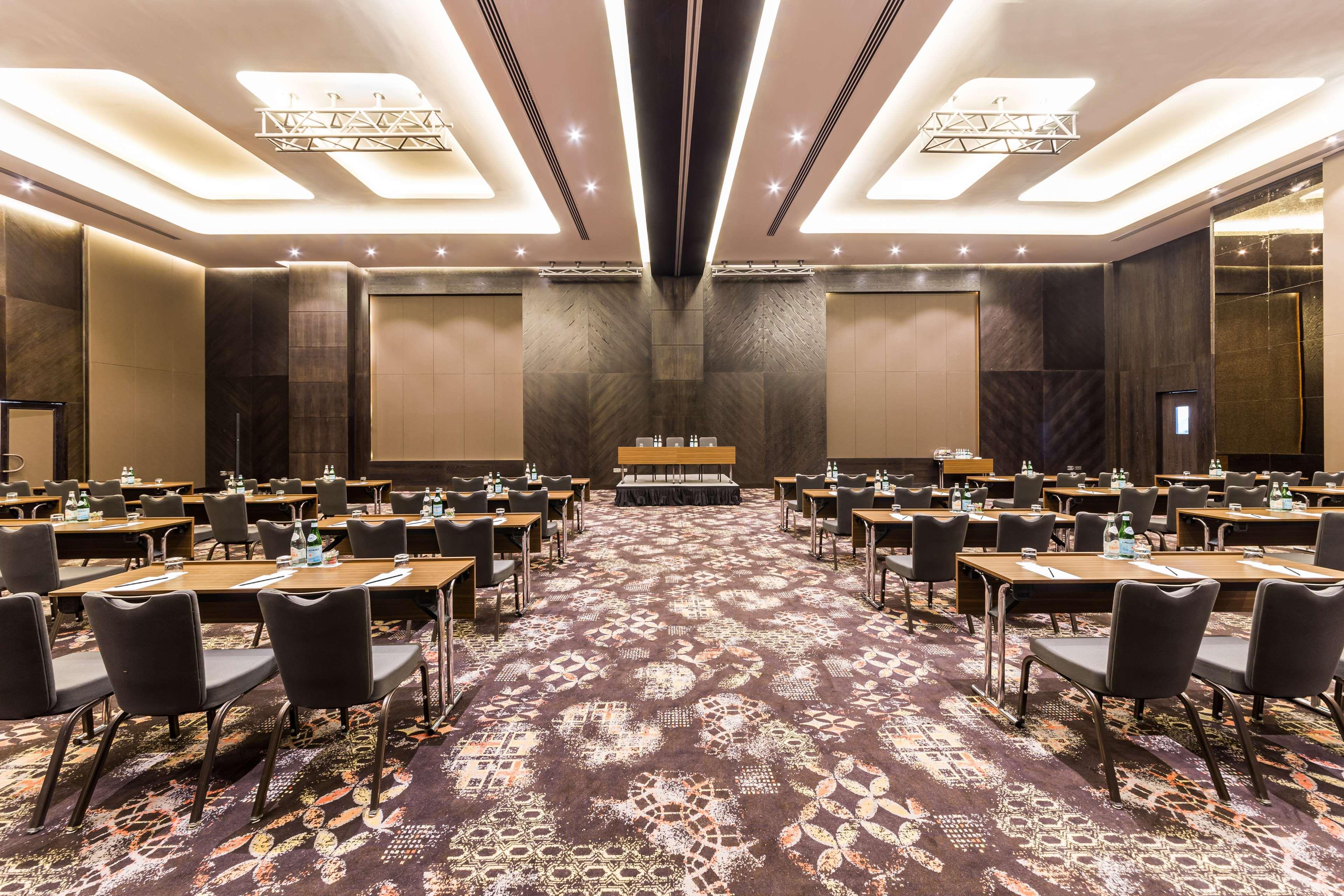 Отель Radisson Blu Hotel, Canal View Дубай