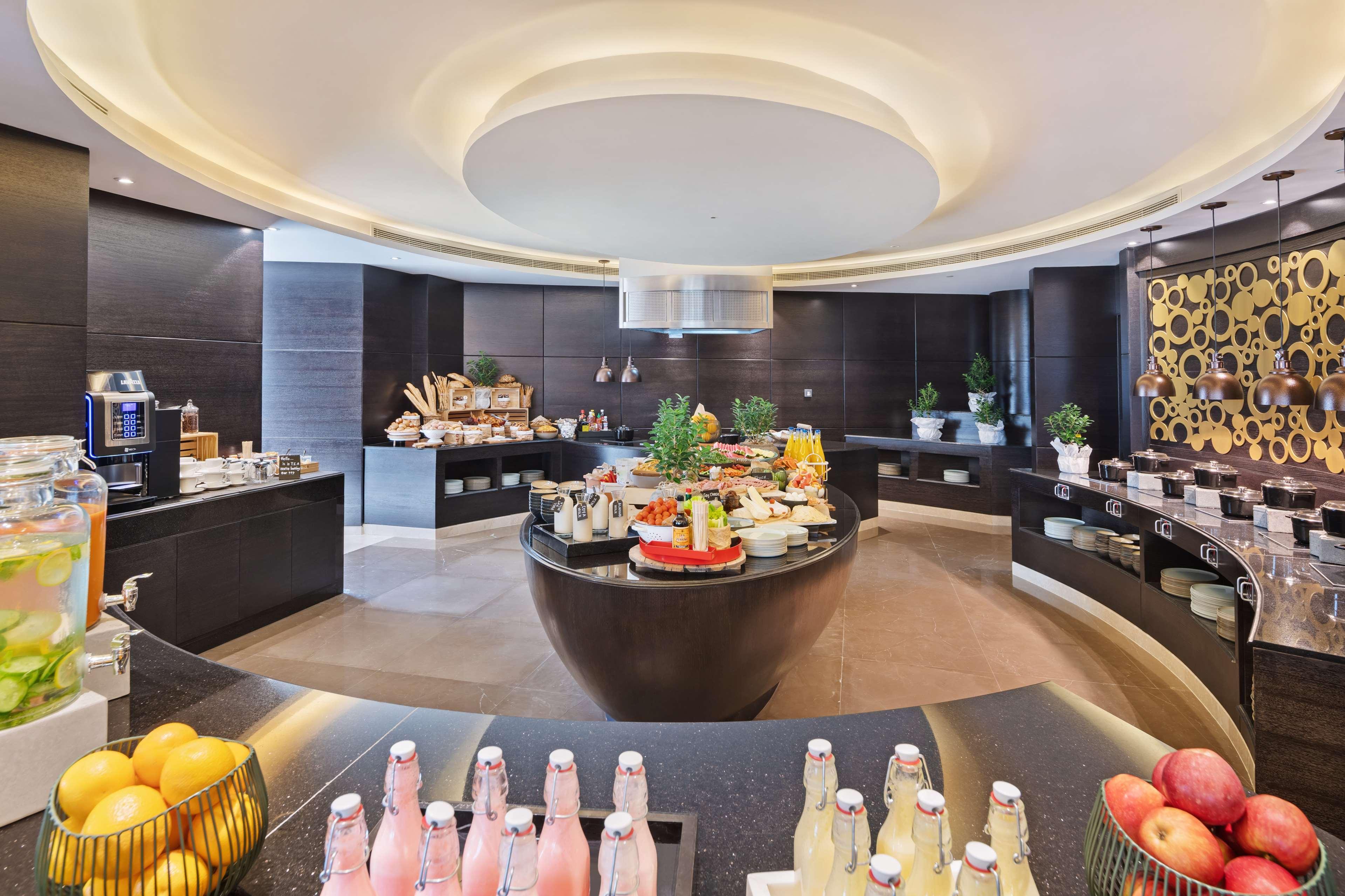 Radisson Blu Hotel, Canal View Дубай